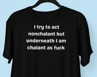 私は無頓着に振る舞おうとしますが、心の中では無頓着なのです。Tシャツ、面白い言葉遊びTシャツ、面白いメンタルヘルスTシャツ、無頓着なTシャツ、