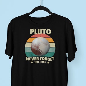 Pluto glöm aldrig 1930-2006 T-shirt, rolig astronomi T-shirt, vetenskap T-shirt, Pluto Planet T-shirt, solsystem T-shirt, roliga vetenskapströjor
