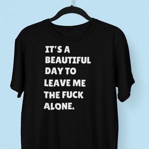 Könnte beinhalten: Schwarzes T-Shirt mit weißem Text, der lautet: "Es ist ein wunderschöner Tag, um mich in Ruhe zu lassen."