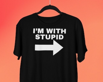 Ich bin mit dummem T-Shirt, lustiges offensives Tshirt, Freundgeschenk, lustiges Freundingeschenk, Freundgeschenk