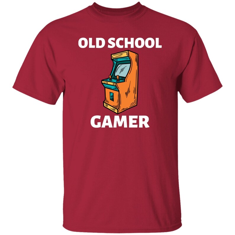 K&ouml;nnte beinhalten: Rotes T-Shirt mit wei&szlig;em Text "Old School Gamer" und einem Cartoon-Bild eines Arcade-Spiels.