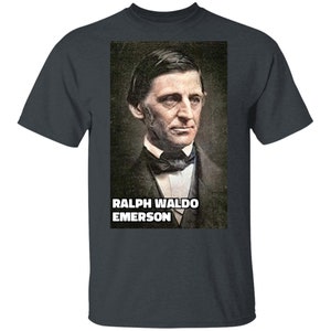 Puede incluir: Una camiseta gris oscuro con una foto vintage de Ralph Waldo Emerson, un famoso autor y poeta estadounidense. El texto "Ralph Waldo Emerson" est&aacute; impreso en blanco debajo de la foto.