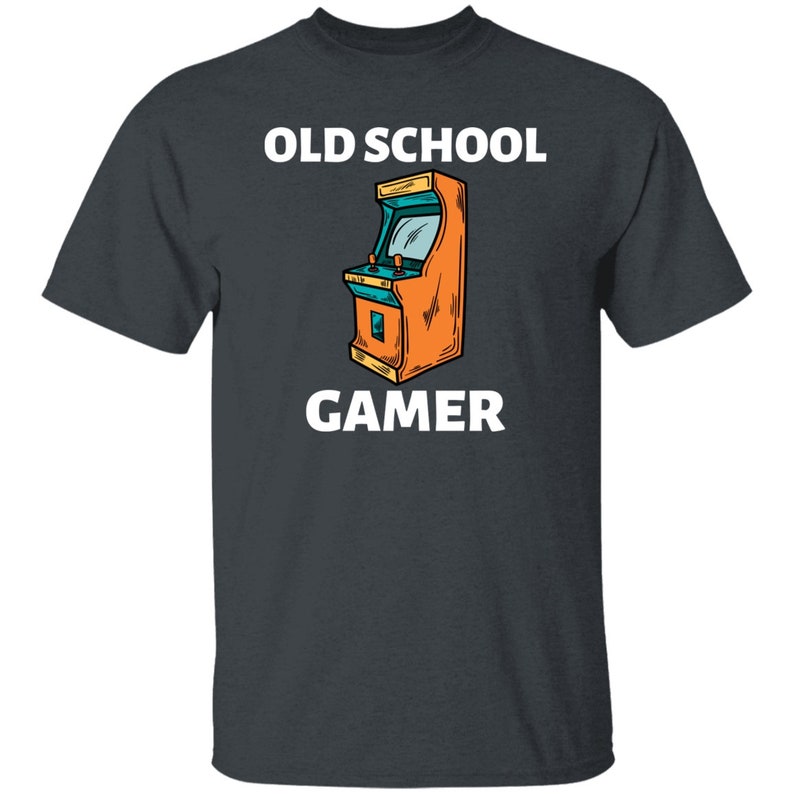 K&ouml;nnte beinhalten: Ein dunkelgraues T-Shirt mit dem Text "OLD SCHOOL GAMER" in Wei&szlig;. In der Mitte des Shirts ist ein Retro-Arcade-Spiel abgebildet.