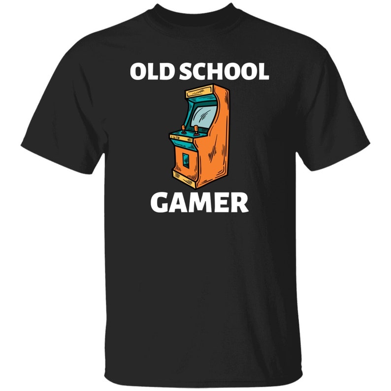 K&ouml;nnte beinhalten: Schwarzes T-Shirt mit einer wei&szlig;en Grafik eines Old-School-Arcade-Spiels und dem Text "OLD SCHOOL GAMER".