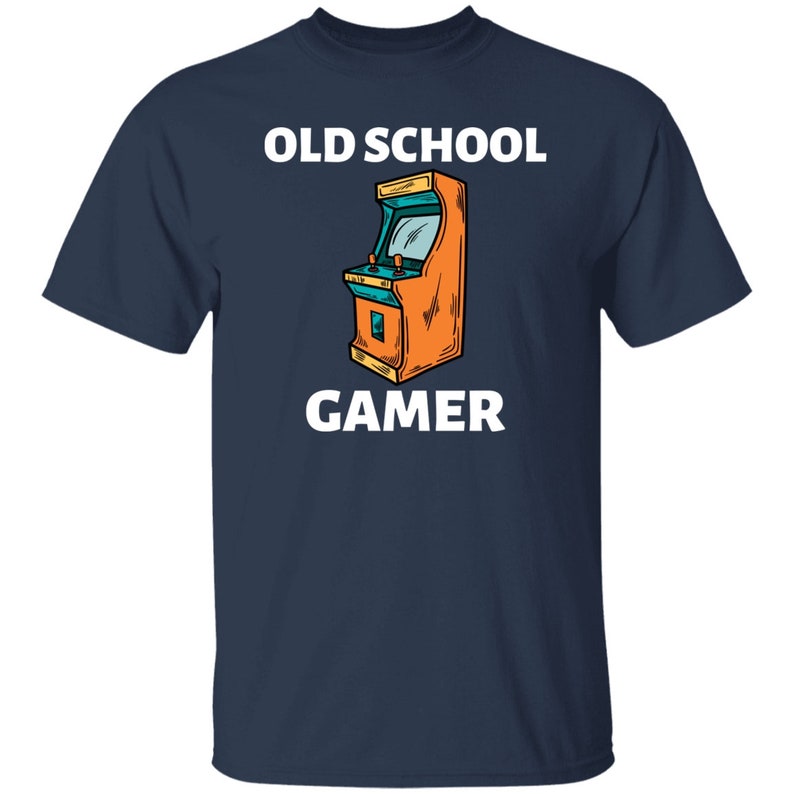 K&ouml;nnte beinhalten: Ein marineblaues T-Shirt mit einer wei&szlig;en Grafik eines Retro-Arcade-Spiels und dem Text "OLD SCHOOL GAMER".