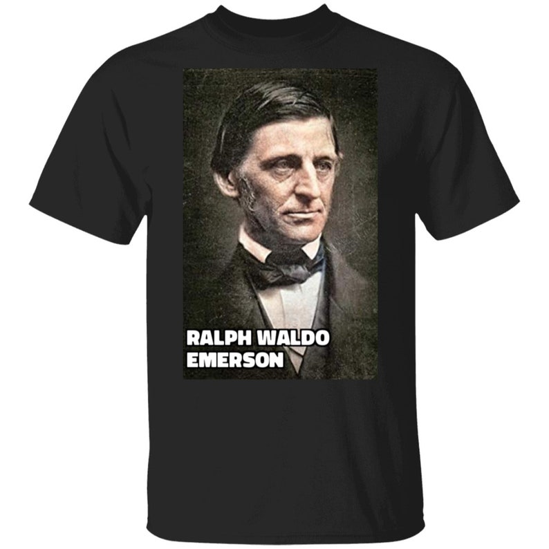 Puede incluir: Camiseta negra con una foto vintage de Ralph Waldo Emerson, un famoso autor y poeta estadounidense. El texto "Ralph Waldo Emerson" est&aacute; impreso en blanco debajo de la foto.