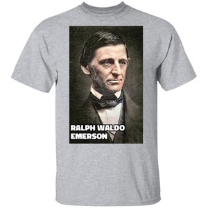 Puede incluir: Una camiseta gris con una imagen en blanco y negro de Ralph Waldo Emerson. El texto "RALPH WALDO EMERSON" est&aacute; impreso debajo de la imagen.