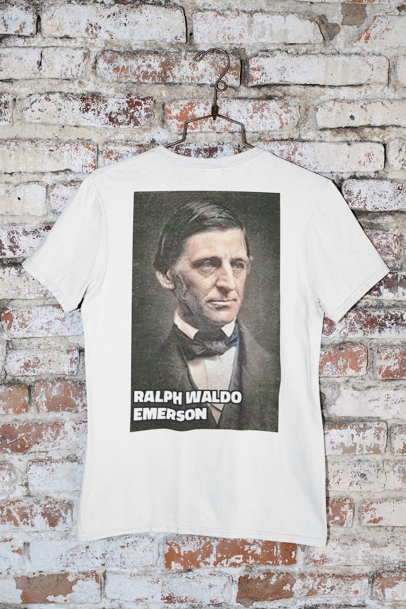 Puede incluir: Camiseta blanca con una imagen en blanco y negro de Ralph Waldo Emerson en la parte posterior. La imagen est&aacute; en un marco rectangular con el texto "Ralph Waldo Emerson" debajo.