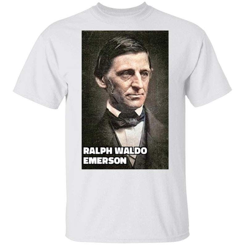 Puede incluir: Una camiseta blanca con una imagen en blanco y negro de Ralph Waldo Emerson. El texto "Ralph Waldo Emerson" est&aacute; impreso debajo de la imagen.