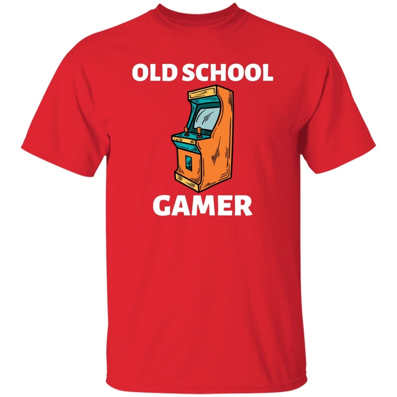 K&ouml;nnte beinhalten: Rotes T-Shirt mit einer wei&szlig;en Grafik eines Old-School-Arcade-Spiels und dem Text "OLD SCHOOL GAMER".