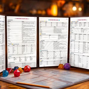 Könnte beinhalten: Ein Tisch-Rollenspiel-Bildschirm mit detaillierten Diagrammen und Tabellen. Bunte polyedrische Würfel sind auf dem Spielbrett verstreut. Der Bildschirm ist geöffnet und zeigt Informationen für das Gameplay an. Eine Miniaturfigur befindet sich auf dem Tisch.