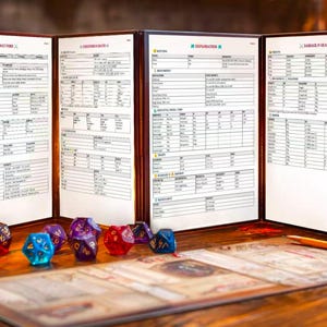 Könnte beinhalten: Ein viergeteiltes Spielleiter-Schild mit detaillierten Diagrammen und Tabellen. Verschiedene polyedrische Würfel in Rot, Blau und Lila sind auf einem Holztisch angeordnet, zusammen mit einem Bleistift und einem Spielbrett.