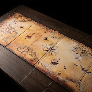 Pode incluir: Um caminho de mesa retangular de vários painéis com um design de mapa náutico de estilo vintage. O mapa apresenta tons de pergaminho bege e castanho, ilustrações de veleiros, cadeias de montanhas e uma rosa dos ventos central.