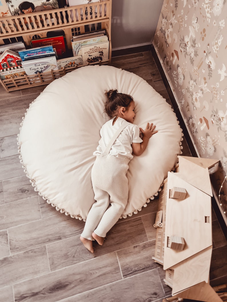 Oreiller de sol en coton fait main, coussin rond en toile avec pompons, décoration de chambre d'enfant, coussin en coton, coussins de sol, oreiller pour chambre d'enfant image 1