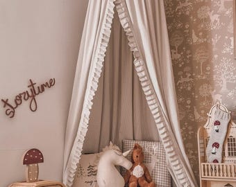 Mosquiteiro artesanal para berço com estampa xadrez vichy, ideal para decoração de quarto de bebê e sala de jogos.