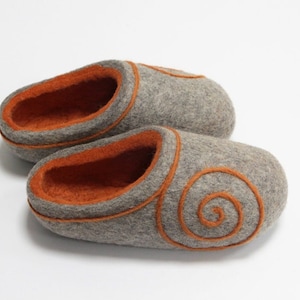Children's slippers made of natural sheep wool /Non-slip sole /Comfortable slippers /Eco wool / Non-dyed wool/Beautiful slippers for a girl.