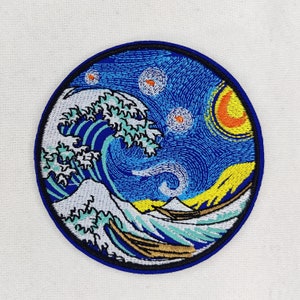 Op de afbeelding: Gestikte patch met een blauwe en witte golf tegen een achtergrond van een sterrenhemel. De golf is in de stijl van de Grote Golf voor Kanagawa, en de hemel doet denken aan Vincent van Goghs Sterrennacht.