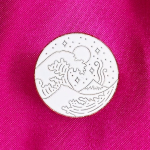 Pin | Der Große Golf von Kanagawa | Lotus | Blumen | Hokusai | Berg Fuji | Japanisches | Weißes | Gold | Tokio | Brosche | Pin | Japanische Mode