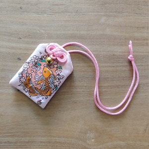 Omamori | Viel Glück | Glücksbringer | Koi | Rosa | Sieg | Ausdauer | Macht | Japanisches Glücksamulett | Glück | Karpfen | Schintoismus