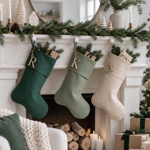 Personlig julstrumpa, minimalistisk linnestrumpa, skandinavisk juldekoration, neutrala familjestrumpor, naturlig linnejul