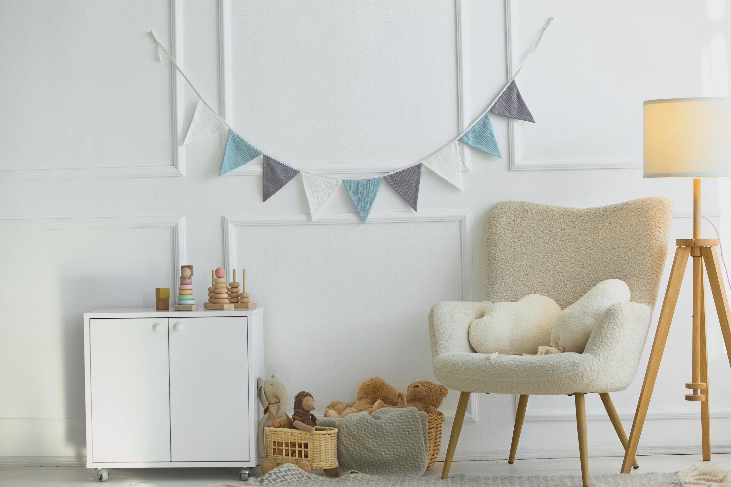 Ghirlanda Di Bandierine In Lino: Decorazioni Per La Cameretta Dei Bambini Rosse, Gialle E Blu - Italia