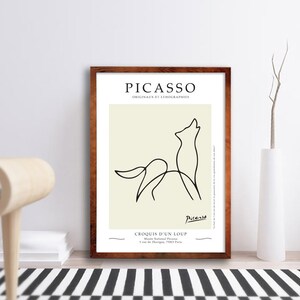 Pu&ograve; includere: Una stampa incorniciata di un disegno in bianco e nero a linea di un lupo che ulula, con il testo "PICASSO ORIGINAUX ET LITHOGRAPHIES CROQUIS D'UN LOUP Mus&eacute;e National Picasso 5 rue de Thorigny, 75003 Paris" sotto il disegno.