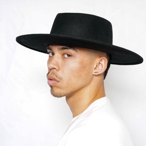 Zwarte schipper fedora hoed met detail, dames heren klassieke vilten fedora hoed brede rand platte schipperhoed