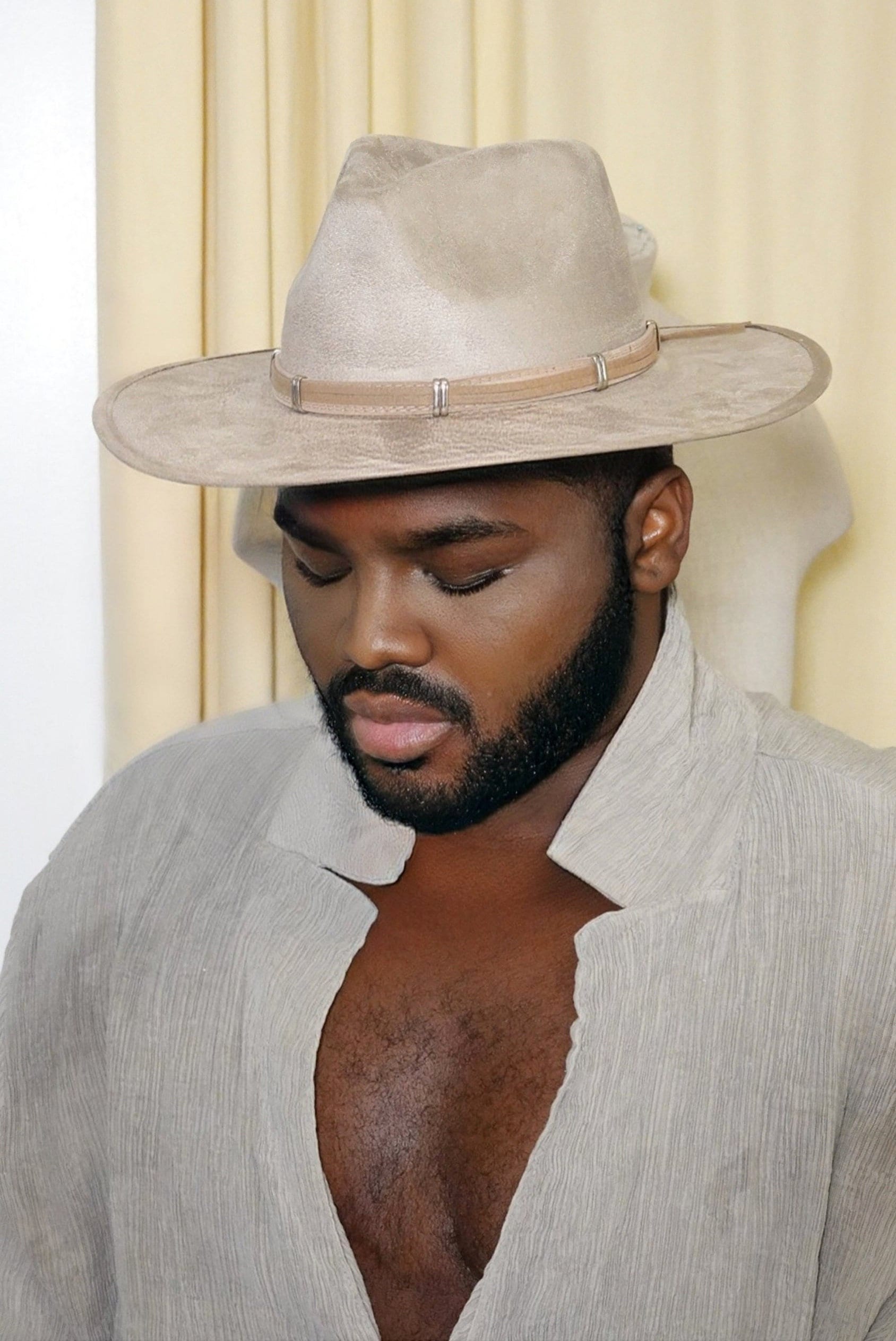 Beige Crushed Velvet Western Fedora Hat, Trendy Fedora Hats  display picture 1
