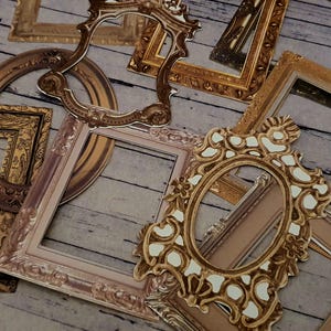 Könnte beinhalten: Ein Satz verzierter goldener Bilderrahmen in verschiedenen Größen und Stilen. Die Rahmen sind aus einem dicken, strukturierten Material gefertigt und haben einen Vintage-Look.