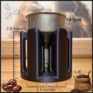 K&ouml;nnte beinhalten: Ein Metalltrichter in einem dunkelvioletten, mehrs&auml;uligen St&auml;nder. Der Text "SMALL & elegant" steht oben rechts. Eine Skala zeigt eine H&ouml;he von 7,1 cm und eine Breite von 8,6 cm, erg&auml;nzt durch Illustrationen von Kaffeebohnen.