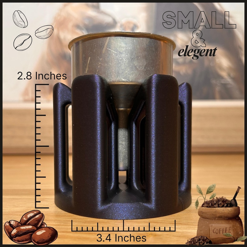K&ouml;nnte beinhalten: Ein Metalltrichter in einem dunkelvioletten, mehrs&auml;uligen St&auml;nder. Der Text "SMALL & elegant" steht oben rechts. Eine Skala zeigt eine H&ouml;he von 7,1 cm und eine Breite von 8,6 cm, erg&auml;nzt durch Illustrationen von Kaffeebohnen.