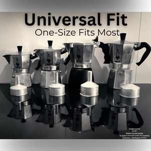 K&ouml;nnte beinhalten: Vier silberne Espressokocher aus Aluminium in verschiedenen Gr&ouml;&szlig;en, jeweils mit schwarzem Griff und Deckelknopf, angeordnet hinter vier passenden silbernen Metalltrichtern. Der Text "Universal Fit One-Size Fits Most" steht &uuml;ber den Objekten.