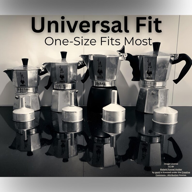 K&ouml;nnte beinhalten: Vier silberne Espressokocher aus Aluminium in verschiedenen Gr&ouml;&szlig;en, jeweils mit schwarzem Griff und Deckelknopf, angeordnet hinter vier passenden silbernen Metalltrichtern. Der Text "Universal Fit One-Size Fits Most" steht &uuml;ber den Objekten.