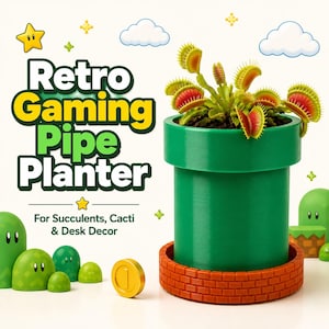 Peut inclure: Un pot de fleurs cylindrique vert en forme de tuyau, reposant sur une base orange à motif de briques. Le pot contient une dionée attrape-mouche aux feuilles vertes et rouges. Le texte indique : Retro Gaming Pipe Planter For Succulents, Cacti & Desk Decor.