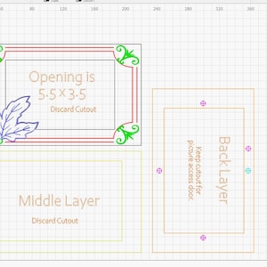 Może przedstawiać: Ekran komputera wyświetlający program do projektowania z warstwowym projektem ramki do obrazu. Ramka ma wzór zielonego liścia, czerwoną i brązową ramkę oraz żółtą warstwę wewnętrzną. Tekst "Opening is 5-5×3-5 Discard Cutout" i "Middle Layer Discard Cutout" jest widoczny na ekranie.