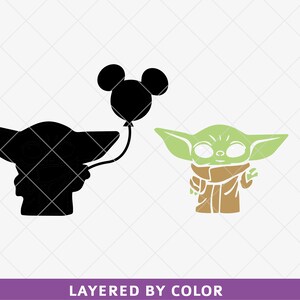 Op de afbeelding: Een groen en bruin cartoonfiguur dat een zwarte Mickey Mouse-ballon vasthoudt. Het figuur houdt de ballon vast met zijn rechterhand en kijkt naar links. Het figuur staat op een witte achtergrond.