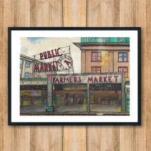 Könnte beinhalten: Eine Aquarellillustration des Pike Place Market in Seattle, Washington. Das Schild lautet "Public Market" und "Farmers Market". Das Gebäude ist hellbraun mit grünen Verzierungen. Auf dem Schild befindet sich eine Uhr.