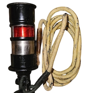 Könnte beinhalten: Ein Set aus drei Keramikbechern mit gesprenkelter, matter Oberfläche. Die Becher sind in Creme-, Hellgrau- und Dunkelgrautönen gehalten. Jeder Becher hat ein schlichtes, minimalistisches Design.