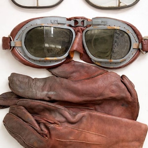 Rare WW2 RAF special duties aircrew grouping of Mk viii flying goggles and leather flying gloves