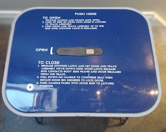 Mesa de acceso a la escotilla de aviónica delantera del Boeing 737 de Ryanair – Panel de aeronave auténtico
