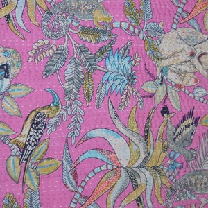 Könnte beinhalten: Rosafarbener Stoff mit einem bunten Blumen- und Tierdruck. Der Druck zeigt Vögel, Eidechsen und Pflanzen.