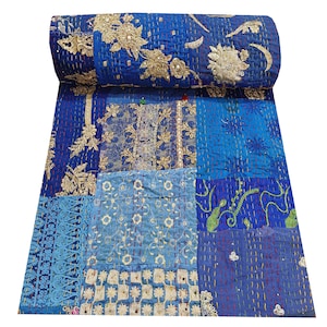 Könnte beinhalten: Eine blaue Kantha-Steppdecke mit Patchwork-Muster. Die Steppdecke besteht aus verschiedenen Stoffen mit unterschiedlichen Mustern und Texturen. Die Steppdecke ist handgenäht und hat einen einzigartigen, rustikalen Look.