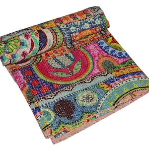 Könnte beinhalten: Eine farbenfrohe Kantha-Steppdecke mit Patchwork-Design, das florale und geometrische Muster in den Farben Rosa, Blau, Grün, Gelb und Braun zeigt.