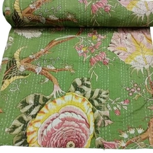 Könnte beinhalten: Grüne Kantha-Steppdecke mit einem floralen Muster mit rosa und gelben Blumen. Die Decke ist aus Baumwolle und hat ein handgesticktes Design.