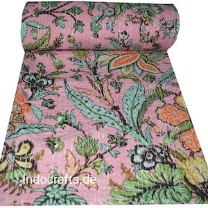 Könnte beinhalten: Rosa Kantha-Steppdecke mit einem floralen Muster in Grün-, Orange- und Brauntönen. Die Decke ist handgenäht und hat ein traditionelles indisches Design. Der Text "Indocrafts.de" ist in der linken unteren Ecke sichtbar.