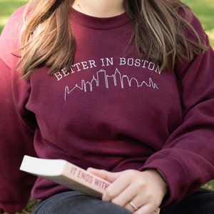 Better in Boston besticktes Unisex Sweatshirt