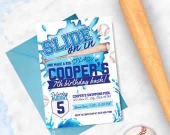 Pode incluir: Um convite de festa de aniversário azul e branco com tema de beisebol. O convite diz "Slide on in and make a big splash at Cooper's 7th birthday bash!" O convite também inclui a data, a hora e o local da festa.