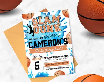 Op de afbeelding: Een blauwe en oranje verjaardagsuitnodiging met een basketbalthema. De uitnodiging luidt "Slam Dunk and Make a Big Splash at Cameron's 7th Birthday Bash!" De uitnodiging bevat ook de datum, tijd en locatie van het feest.