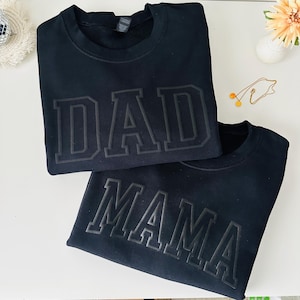 エンボス加工のママ パパ スウェットシャツ 新米両親への贈り物 袖に子供の名前 ママへの贈り物 パパへの贈り物 母の日 父の日 クールなママ ミニマリスト