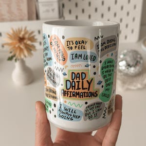 Kubek do kawy Dad Daily Affirmation Kubek Giftful Najlepszy tata w historii 15 uncji Ceramiczny kubek do kawy Prezenty na Dzień Ojca dla taty Pozytywny kubek Prezent urodzinowy dla taty